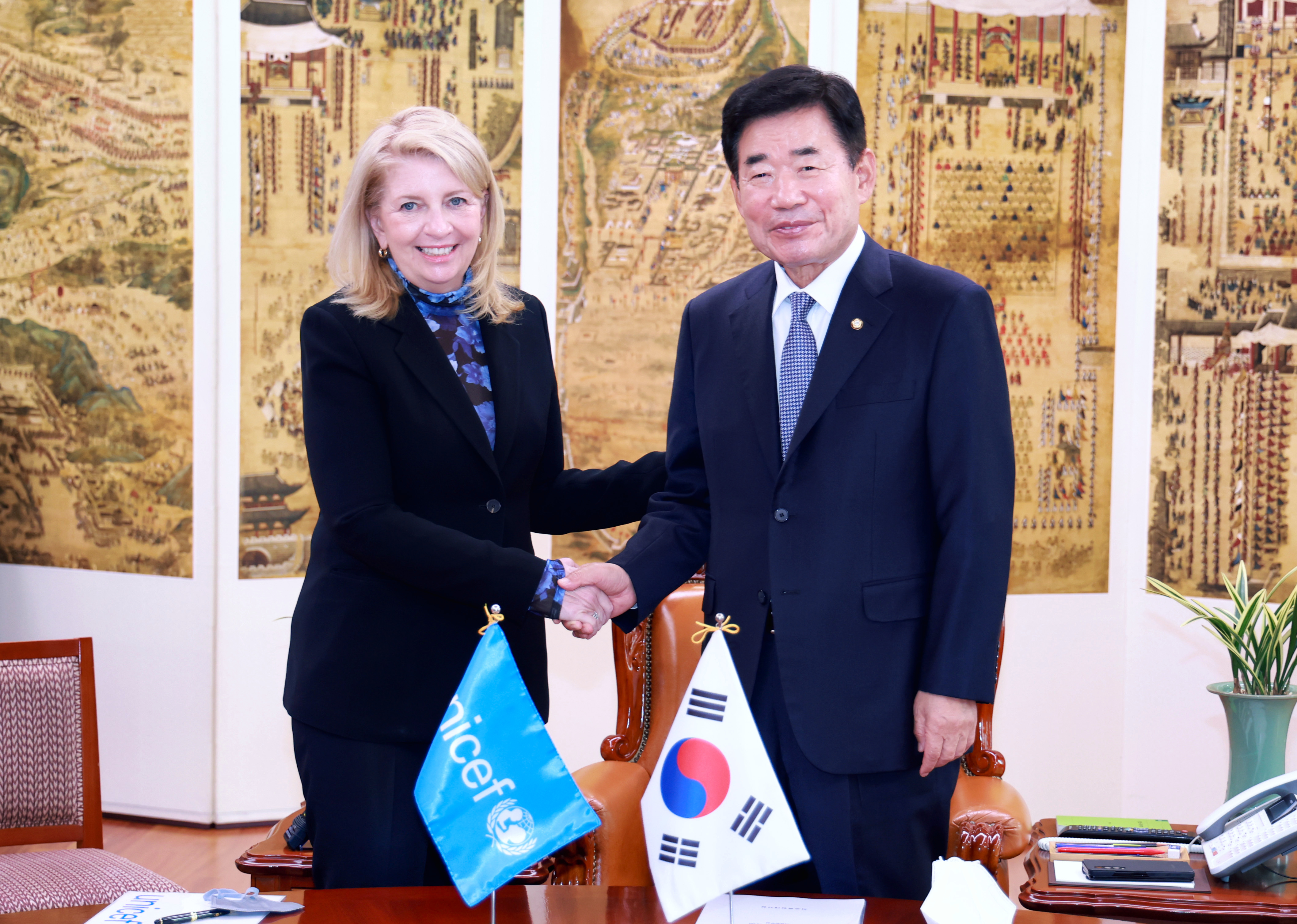 Speaker Kim Jin-pyo shaking hands with Executive Director of UNICEF Catherine Russell 