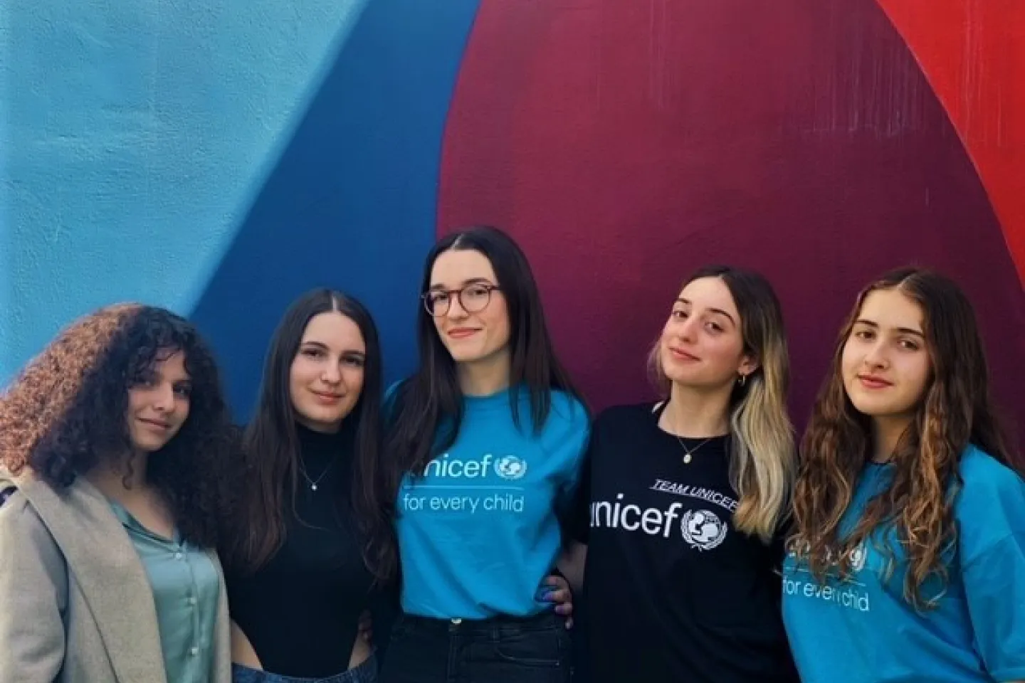 &Eta; Youth Advocate &tau;&eta;&sigmaf; UNICEF &sigma;&tau;&eta;&nu; &Epsilon;&lambda;&lambda;ά&delta;&alpha;, Έ&phi;&eta; &Zeta;&alpha;&phi;&epsilon;&iota;&rho;&omicron;&pi;&omicron;ύ&lambda;&omicron;&upsilon;, &mu;&epsilon; &tau;&iota;&sigmaf; &phi;ί&lambda;&epsilon;&sigmaf; &tau;&eta;&sigmaf;.