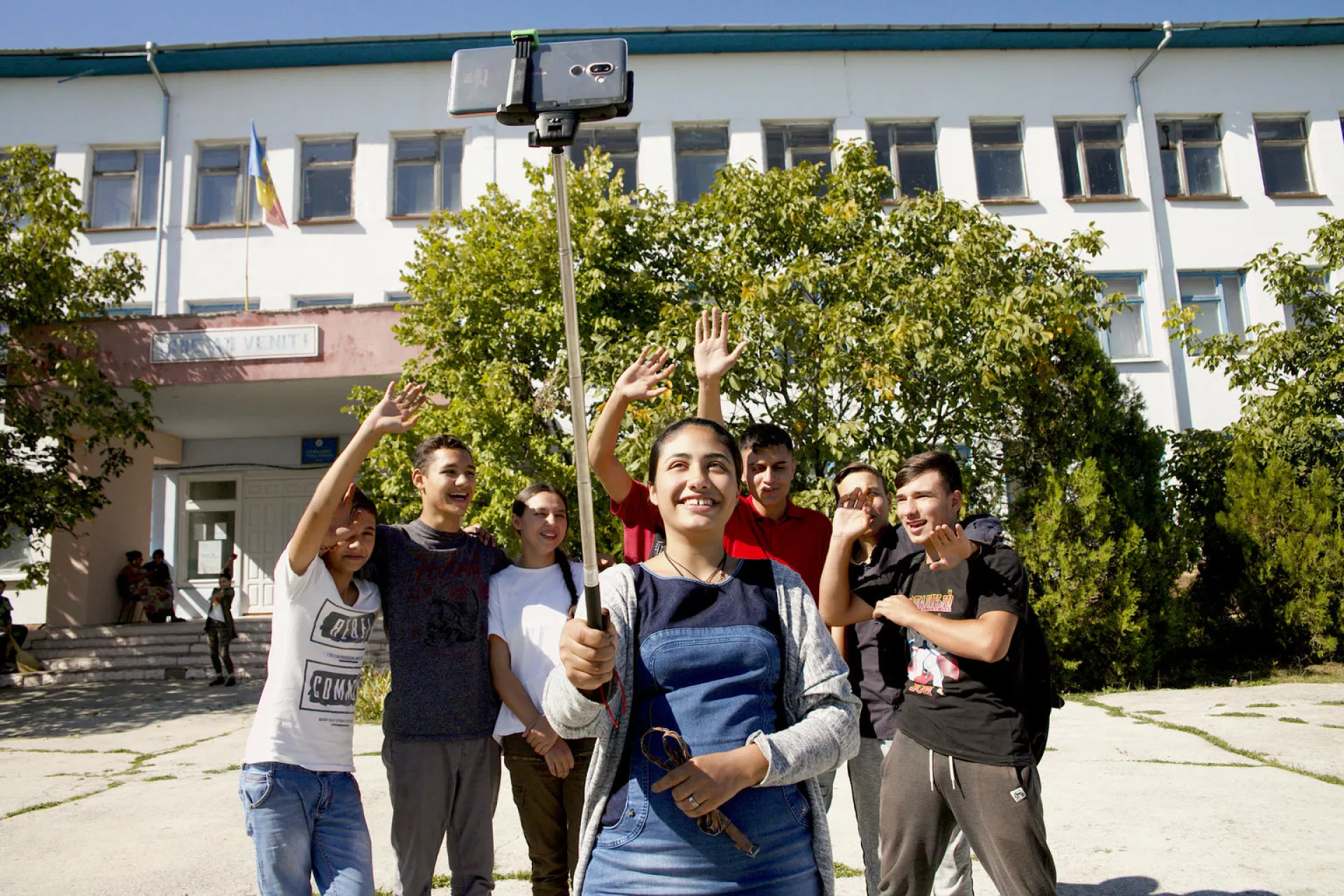  &Mu;&iota;&alpha; &omicron;&mu;ά&delta;&alpha; &epsilon;&phi;ή&beta;&omega;&nu; &beta;&gamma;ά&zeta;&epsilon;&iota; &mu;&iota;&alpha; &phi;&omega;&tau;&omicron;&gamma;&rho;&alpha;&phi;ί&alpha; selfie