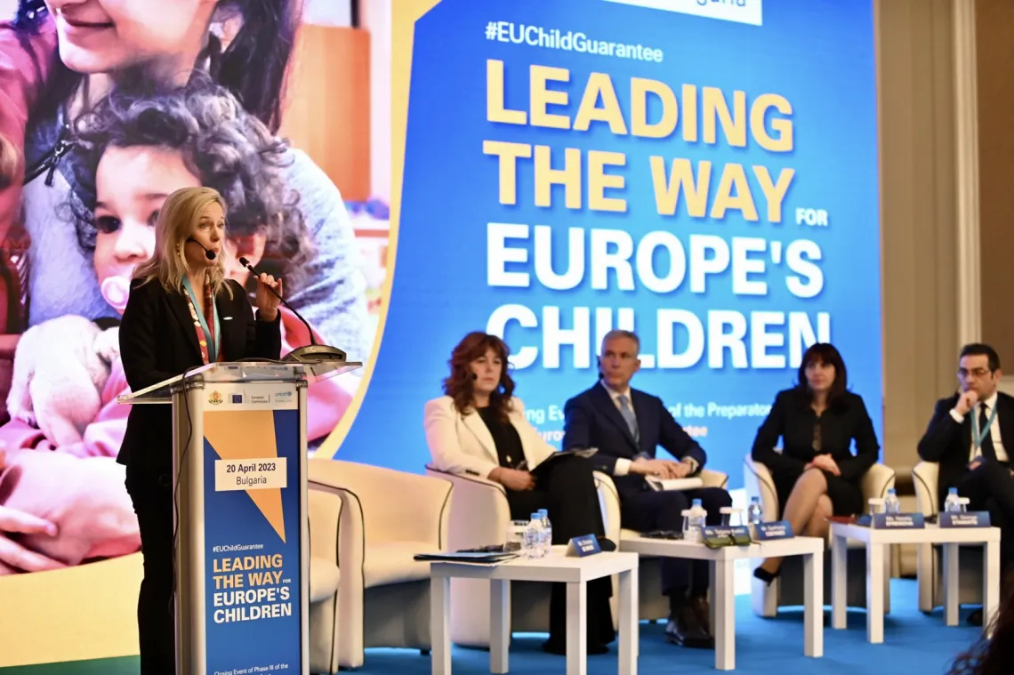 O&mu;&iota;&lambda;ί&alpha; &tau;&eta;&sigmaf; Christina de Bruin,  &Delta;&iota;&pi;&lambda;&omega;&mu;&alpha;&tau;&iota;&kappa;ή &Epsilon;&kappa;&pi;&rho;&omicron;&sigma;ώ&pi;&omicron;&upsilon; &tau;&eta;&sigmaf; UNICEF &sigma;&tau;&eta; &Beta;&omicron;&upsilon;&lambda;&gamma;&alpha;&rho;ί&alpha;, &kappa;&alpha;&tau;ά &tau;&eta; &delta;&iota;ά&rho;&kappa;&epsilon;&iota;&alpha; &tau;&eta;&sigmaf; &epsilon;&kappa;&delta;ή&lambda;&omega;&sigma;&eta;&sigmaf;.
