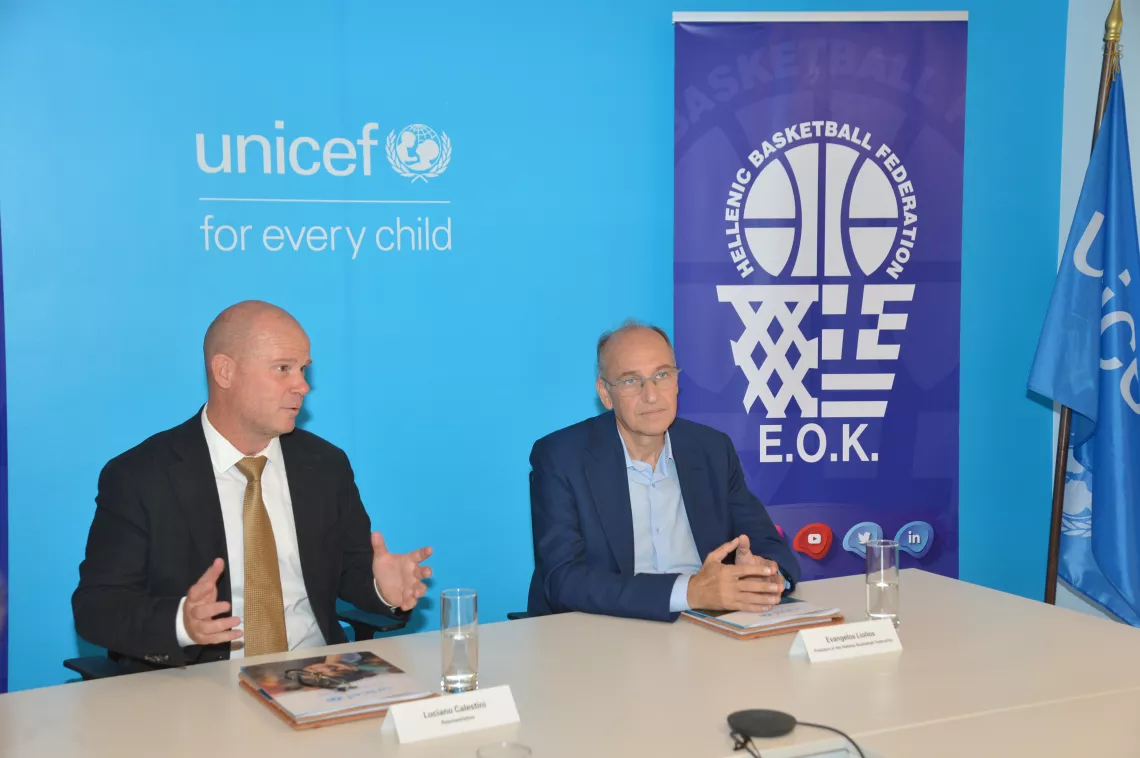 Ο Διπλωματικός Εκπρόσωπος της UNICEF στην Ελλάδα κ. Luciano Calestini και ο Πρόεδρος της Ελληνικής Ομοσπονδίας Καλαθοσφαίρισης κ. Ευάγγελος Λιόλιος.