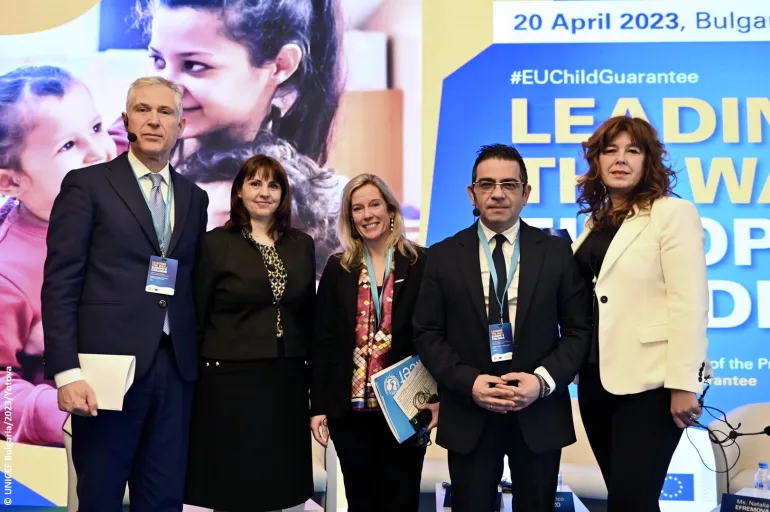 &Epsilon;&kappa;&pi;&rho;ό&sigma;&omega;&pi;&omicron;&iota; &kappa;&upsilon;&beta;&epsilon;&rho;&nu;ή&sigma;&epsilon;&omega;&nu; &kappa;&alpha;&iota; &mu;έ&lambda;&eta; &tau;&eta;&sigmaf; UNICEF, &mu;&epsilon;&tau;&alpha;&xi;ύ &tau;&omega;&nu; &omicron;&pi;&omicron;ί&omega;&nu; &omicron; &kappa;. &Gamma;&iota;ώ&rho;&gamma;&omicron;&sigmaf; &Sigma;&tau;&alpha;&mu;ά&tau;&eta;&sigmaf;, &Gamma;&epsilon;&nu;&iota;&kappa;ό&sigmaf; &Gamma;&rho;&alpha;&mu;&mu;&alpha;&tau;έ&alpha;&sigmaf; &Kappa;&omicron;&iota;&nu;&omega;&nu;&iota;&kappa;ή&sigmaf; &Alpha;&lambda;&lambda;&eta;&lambda;&epsilon;&gamma;&gamma;ύ&eta;&sigmaf; &kappa;&alpha;&iota; &Kappa;&alpha;&tau;&alpha;&pi;&omicron;&lambda;έ&mu;&eta;&sigma;&eta;&sigmaf; &tau;&eta;&sigmaf; &Phi;&tau;ώ&chi;&epsilon;&iota;&alpha;&sigmaf; &pi;&omicron;&upsilon; &epsilon;&kappa;&pi;&rho;&omicron;&sigma;ώ&pi;&eta;&sigma;&epsilon; &tau;&eta;&nu; &Epsilon;&lambda;&lambda;ά&delta;&alpha; &sigma;&tau;&eta;&nu; &epsilon;&kappa;&delta;ή&lambda;&omega;&sigma;&eta;.