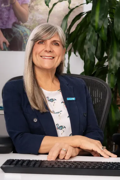 Alejandra Trossero en escritorio