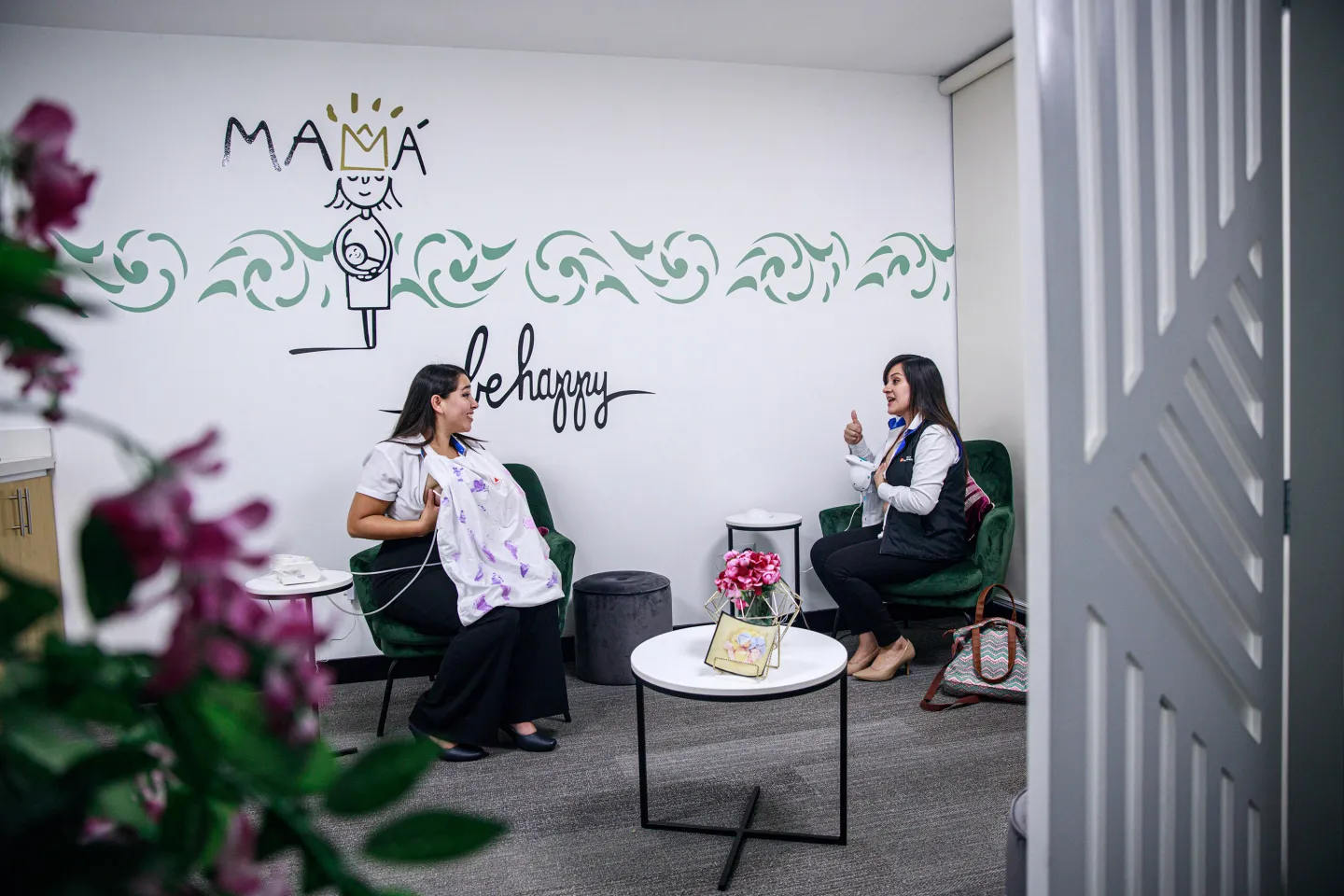 Gabriela y una compa&ntilde;era utilizando la sala de lactancia materna