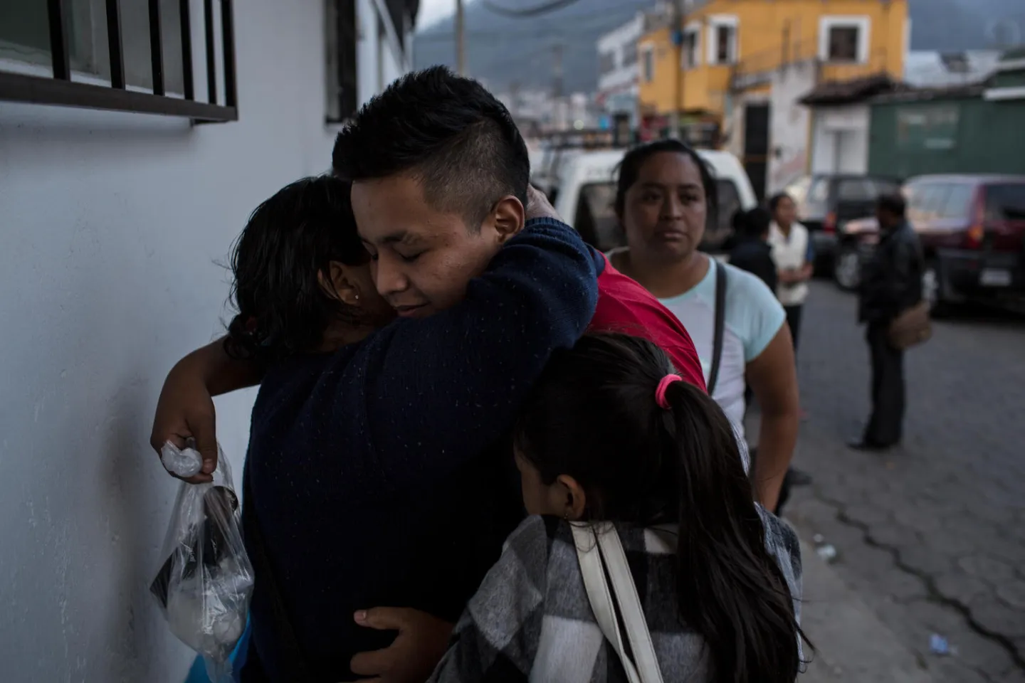 ni&ntilde;o migrante abraza a su madre en Quetzaltenango tras ser deportado
