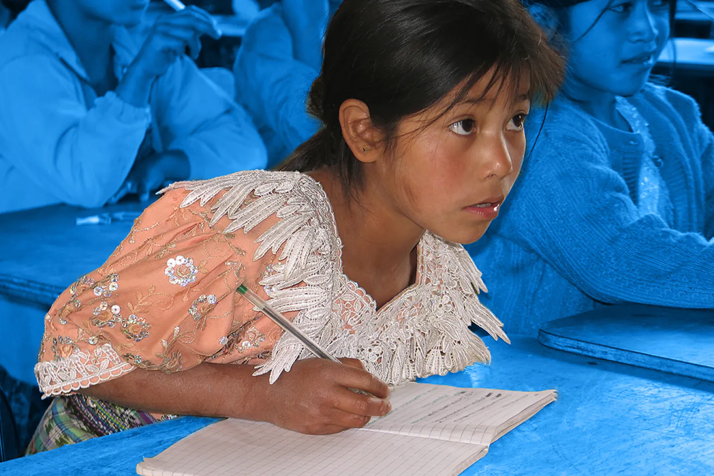 ni&ntilde;a indigena en escuela