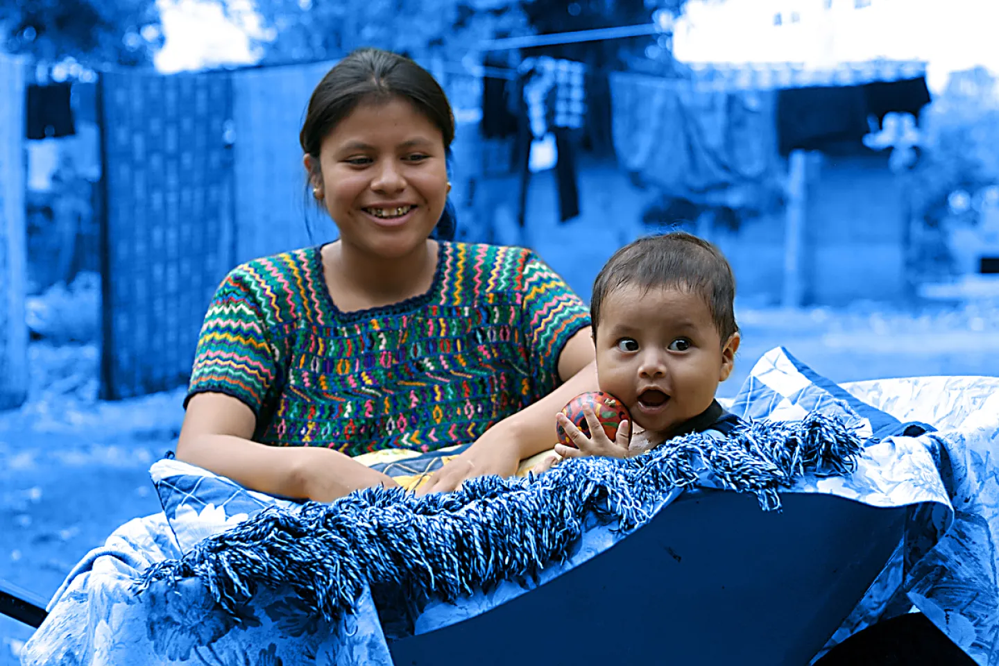 ni&ntilde;o ind&iacute;gena con su madre
