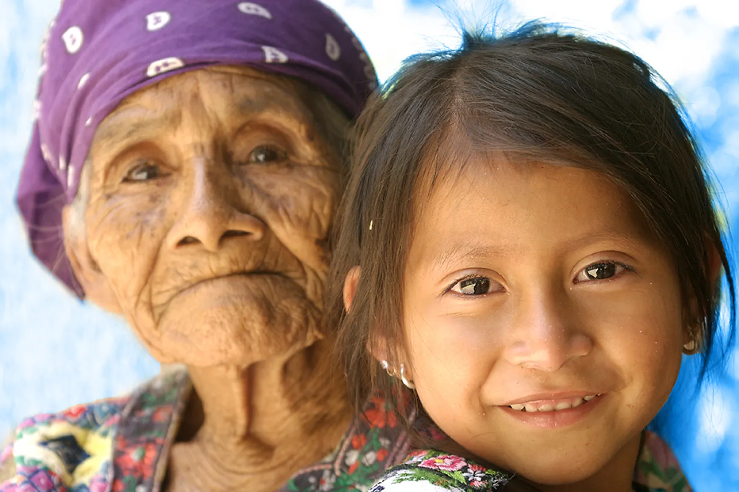 ni&ntilde;a sonrie junto a su abuela
