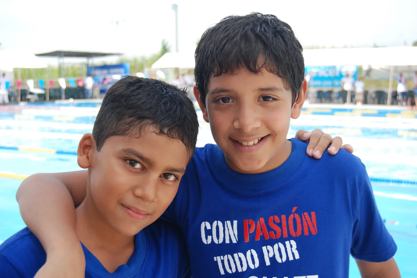 dos adolescentes adelante de una piscina