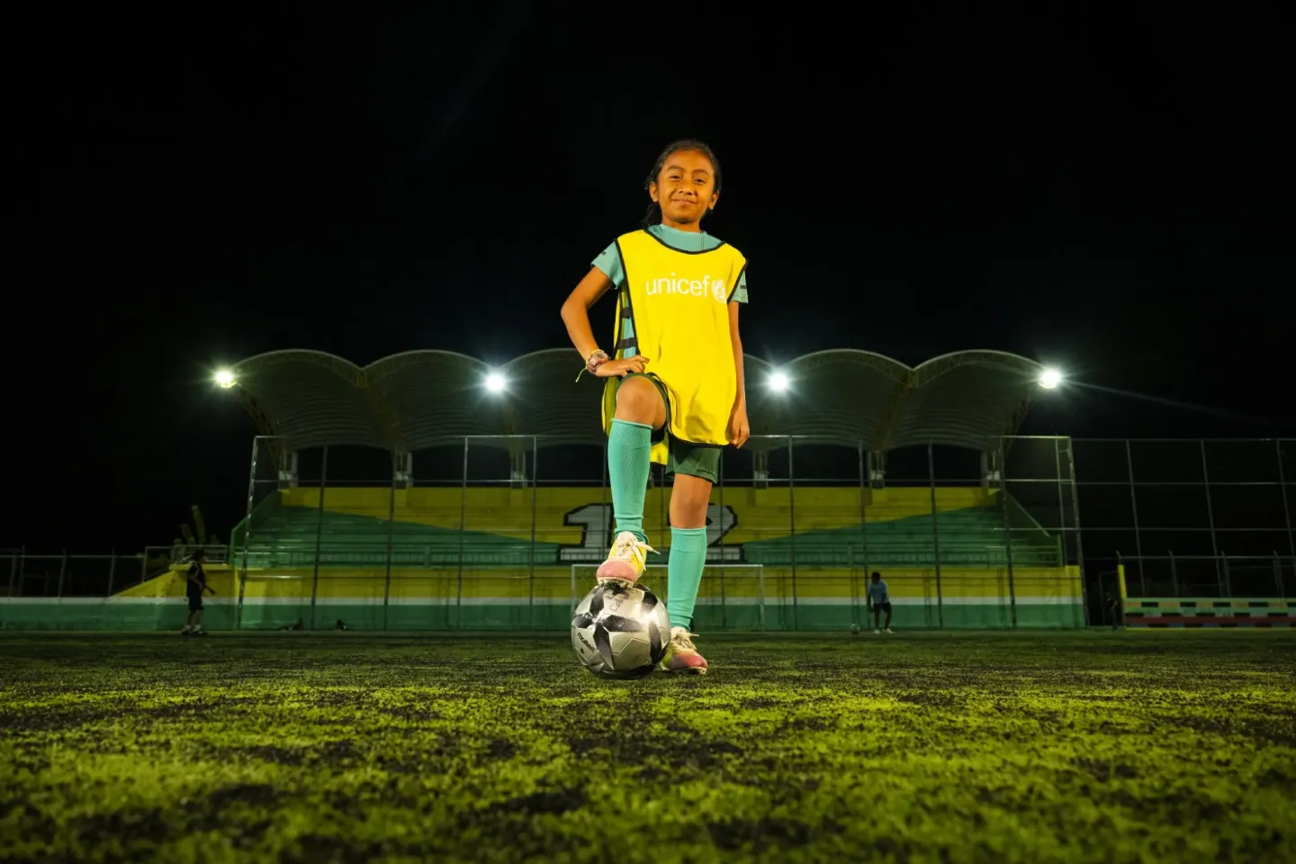 Regina en el estadio de futbol