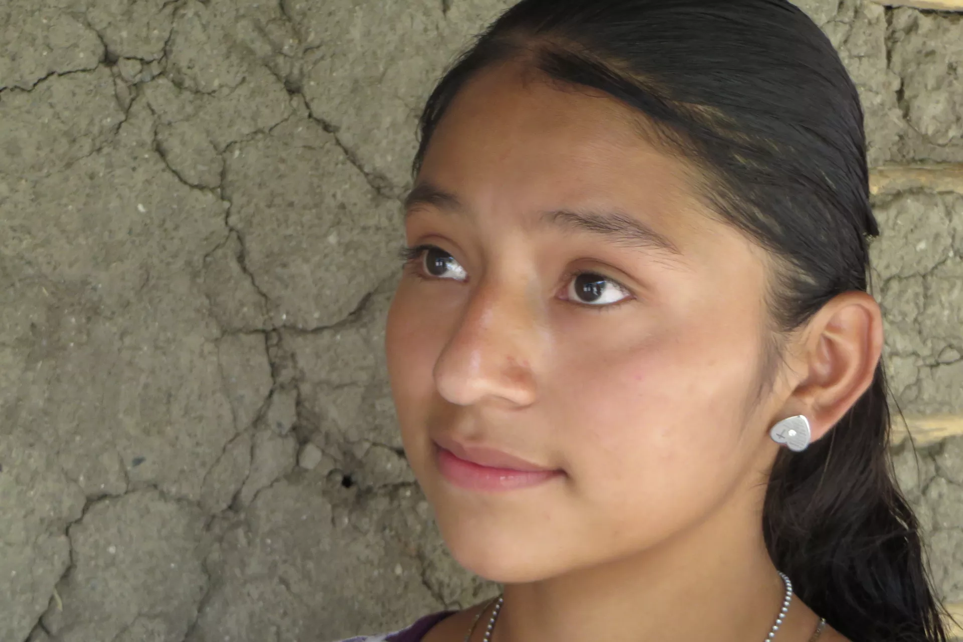 ni&ntilde;a adolescente de perfil