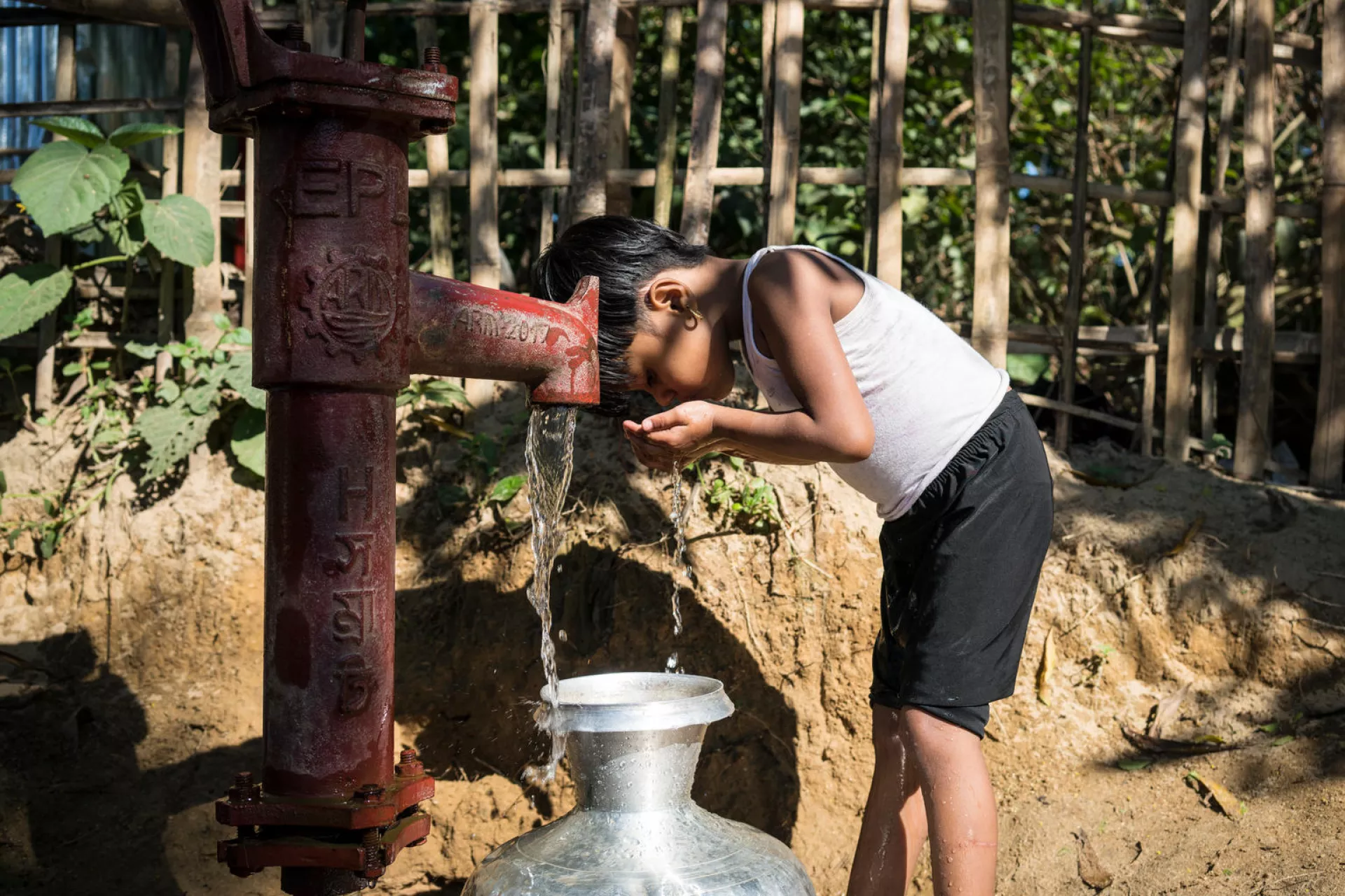 ni&ntilde;o tomando agua segura