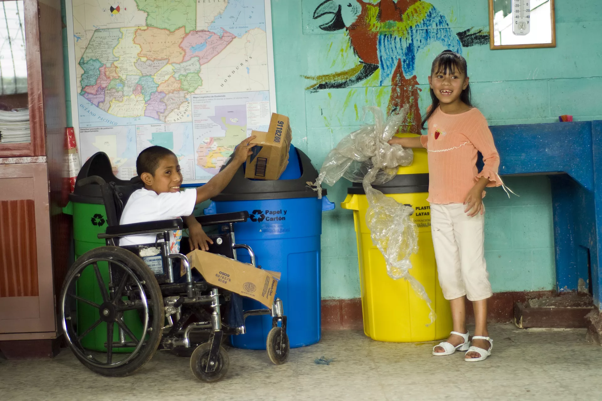 ni&ntilde;o en silla de ruedas