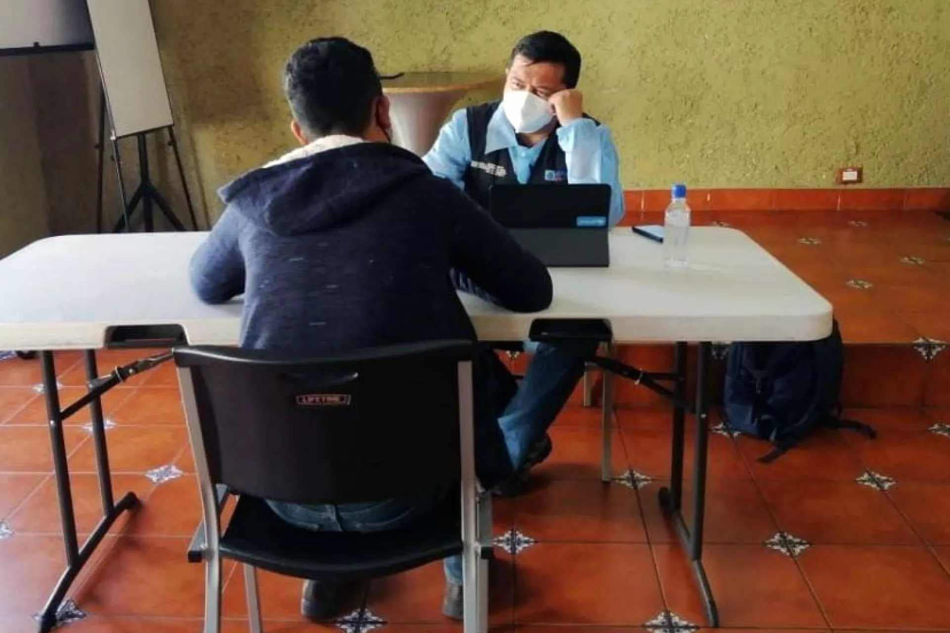 adolescente es entrevistado por trabajador social utilizando &uml;Primero&uml;