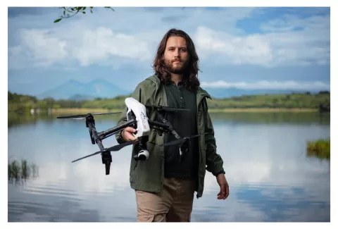 Dan Alvarez sosteniendo un dron