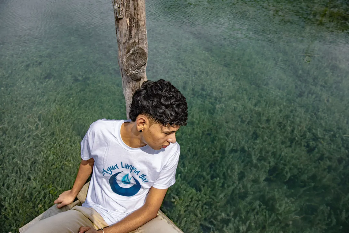 Ciclope mira el agua del lago