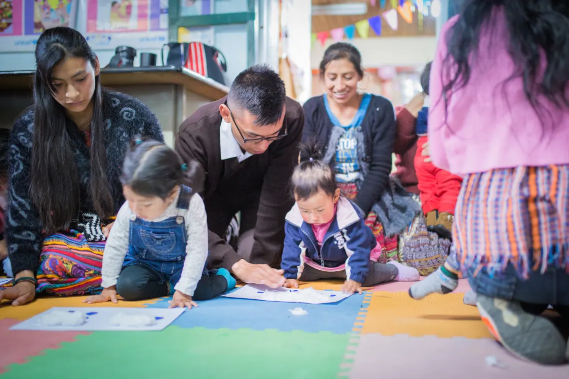 padres acompa&ntilde;an a sus hijos en el EDIF
