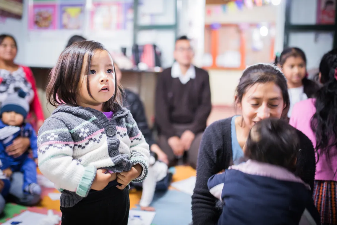 ni&ntilde;a escucha instrucciones en EDIF