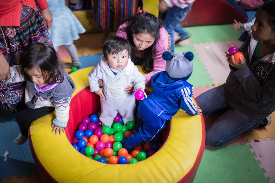 ni&ntilde;os juegan en el EDIF