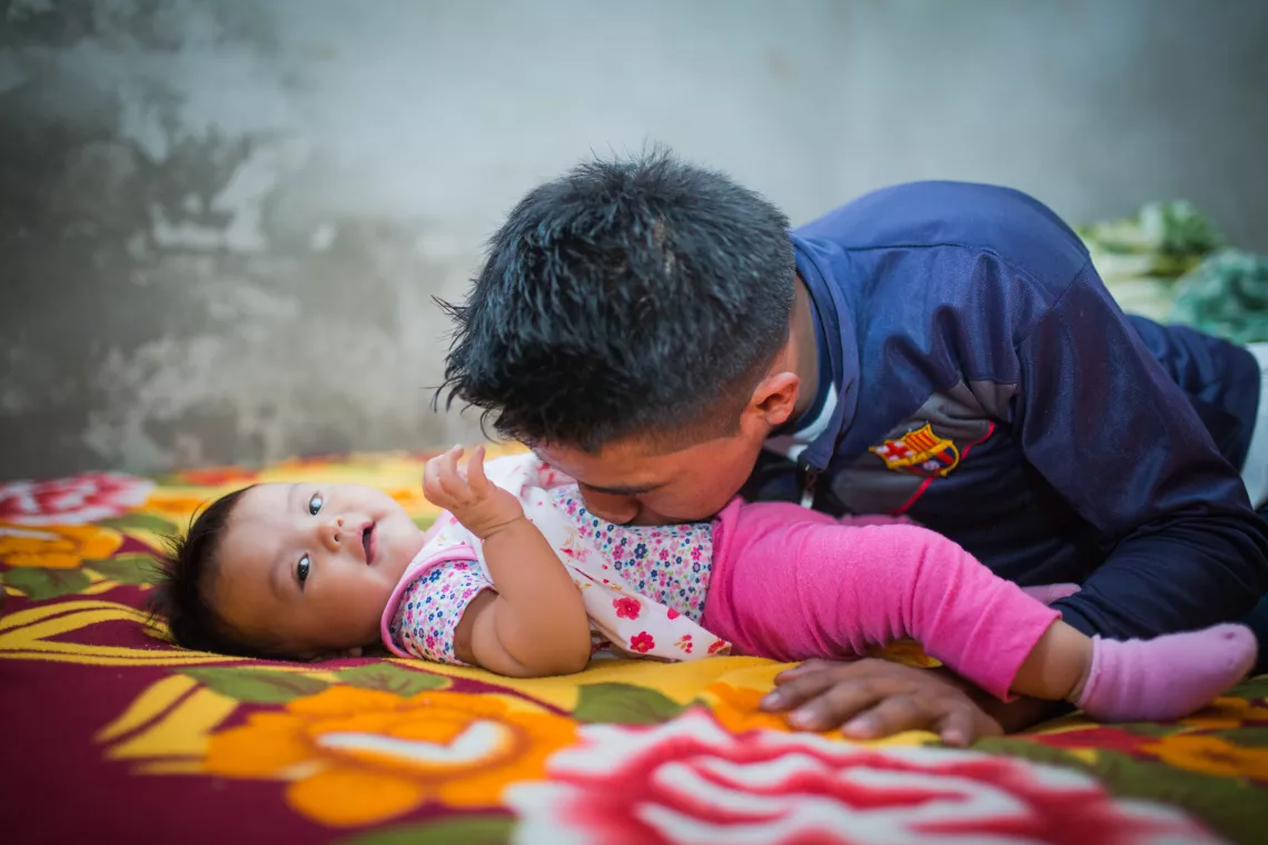 papa jugando con hija
