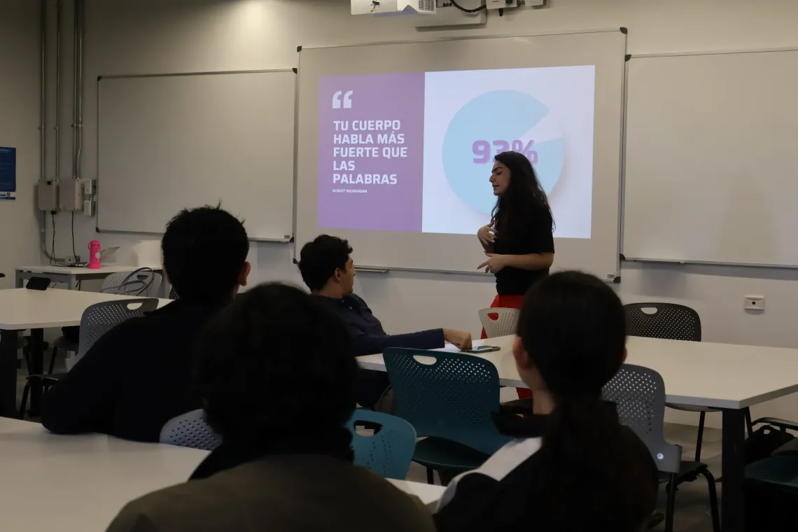 Estudiantes en sal&oacute;n de clases durante el Hackaton