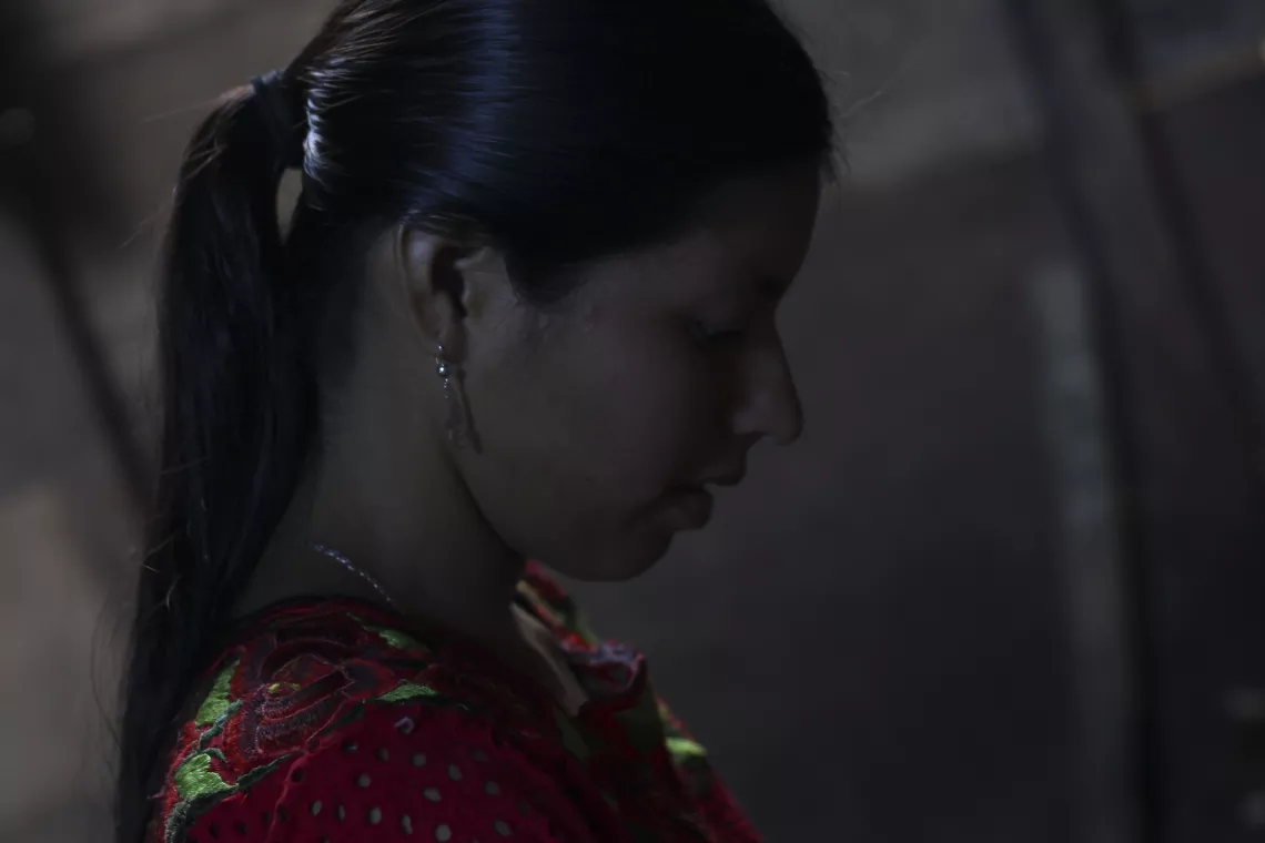 Mirna de perfil en su hogar