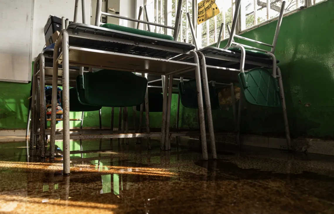 Salon de clase lleno de agua