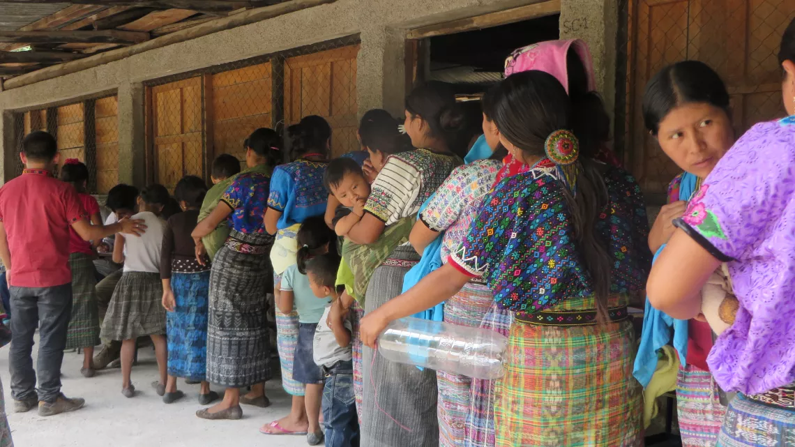 fila de personas en la entrega de los micronutrientes en Carchel&aacute; 