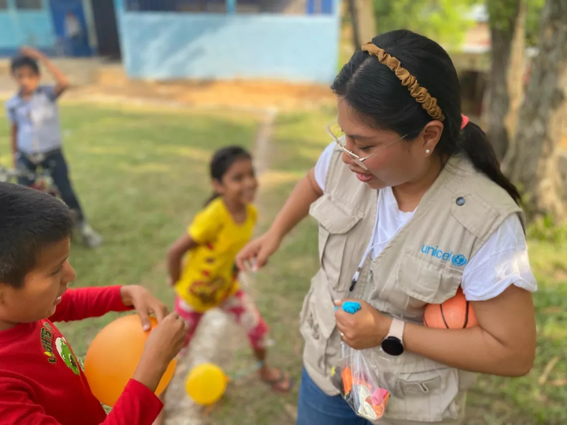 Andrea Beatriz Calisto, psic&oacute;loga infantil especializada en abuso sexual, con ni&ntilde;os en un taller comunitario de prevenci&oacute;n en La Tinta.