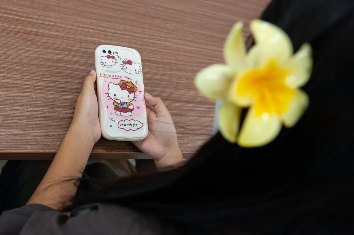 Ni&ntilde;a con tel&eacute;fono en manos