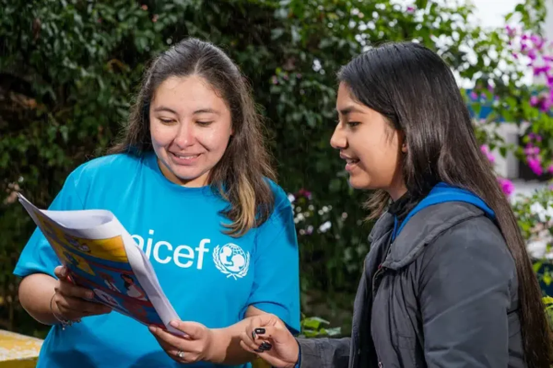 personal de UNICEF hablando con una adolescente.