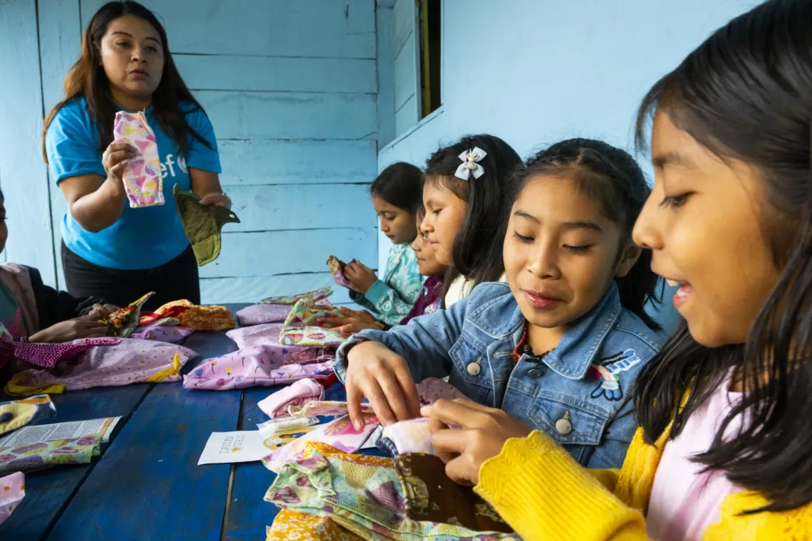 Ni&ntilde;as abriendo paquete de higiene menstrual