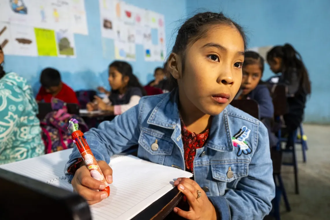 Ni&ntilde;a en sal&oacute;n de clases