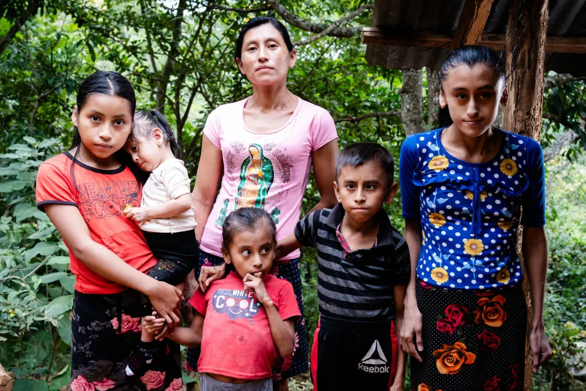familia posa para una foto en camotan