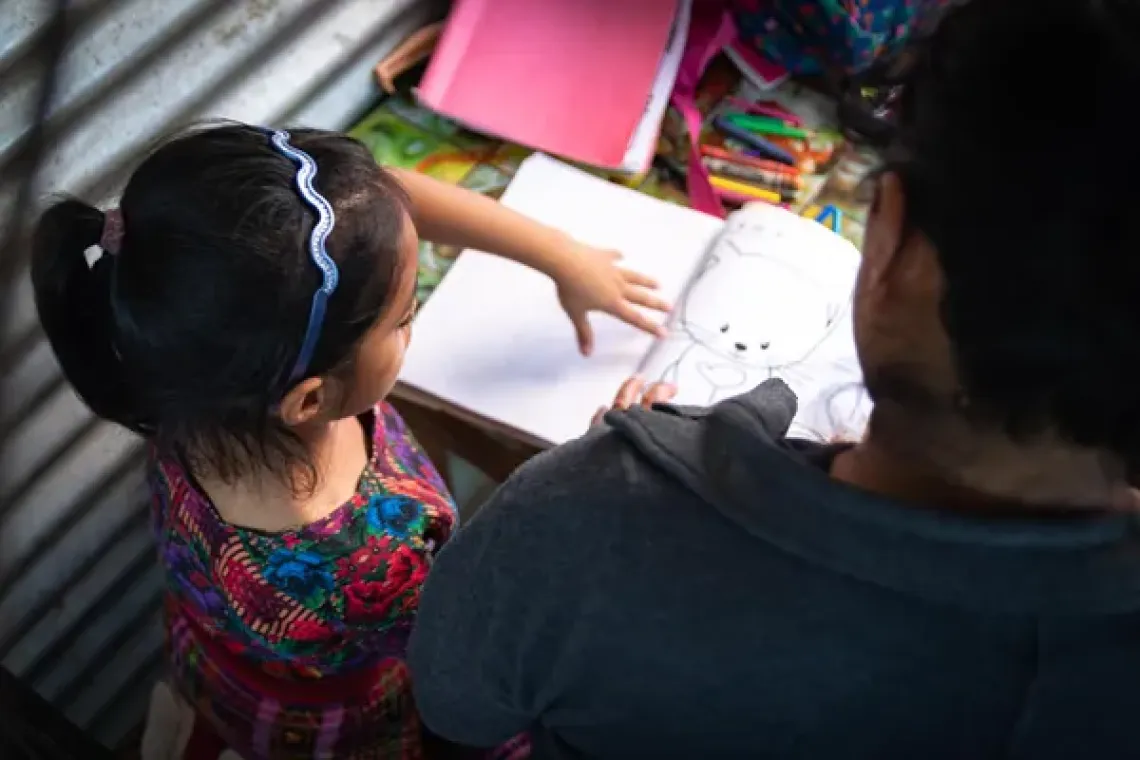 Maria supervisa las tareas de su hija