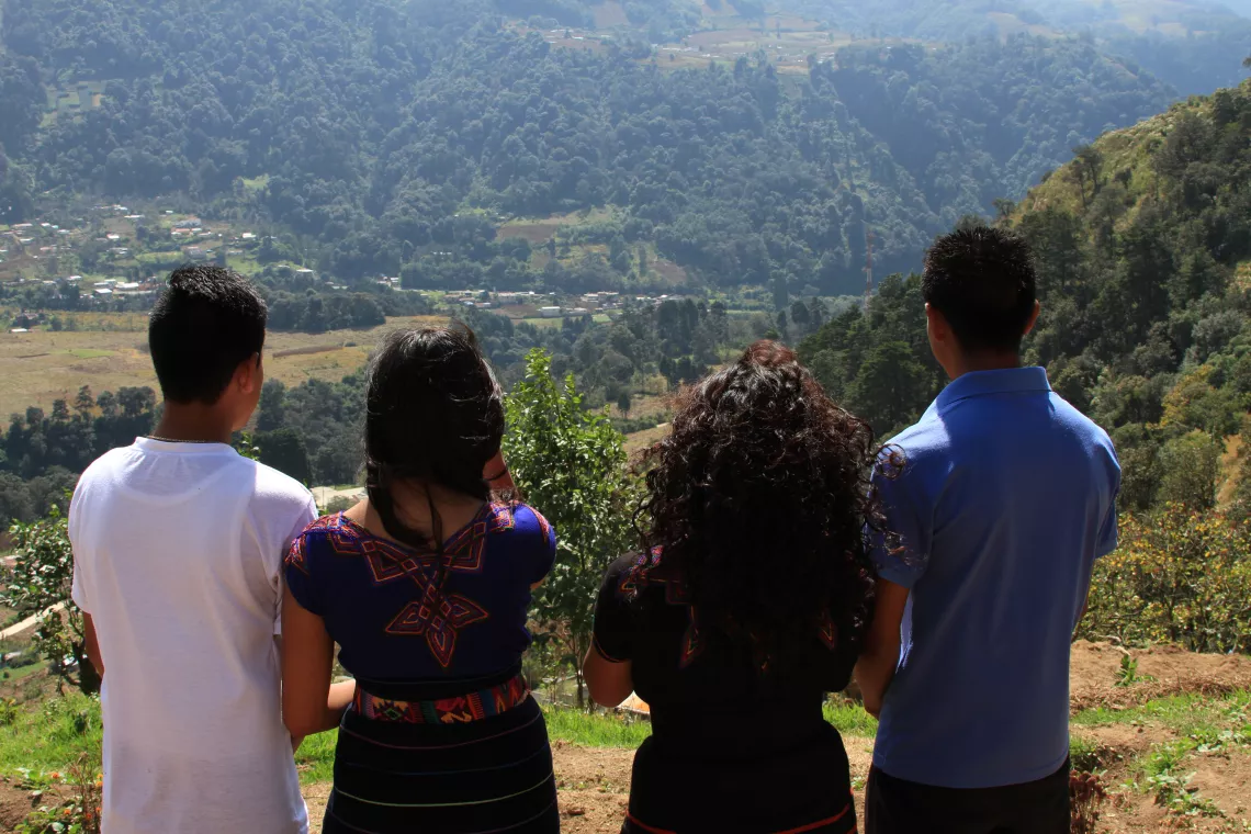 jovenes de espaldas en Quetzaltenango