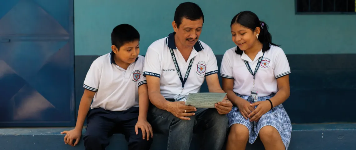 Docente con estudiantes