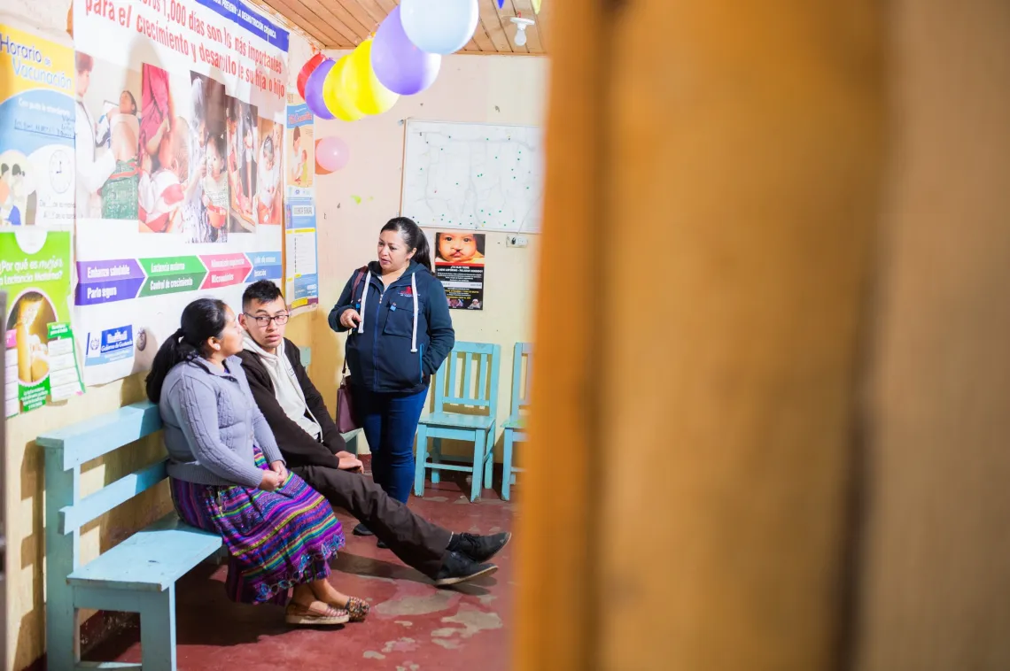 enfermera habla con padres