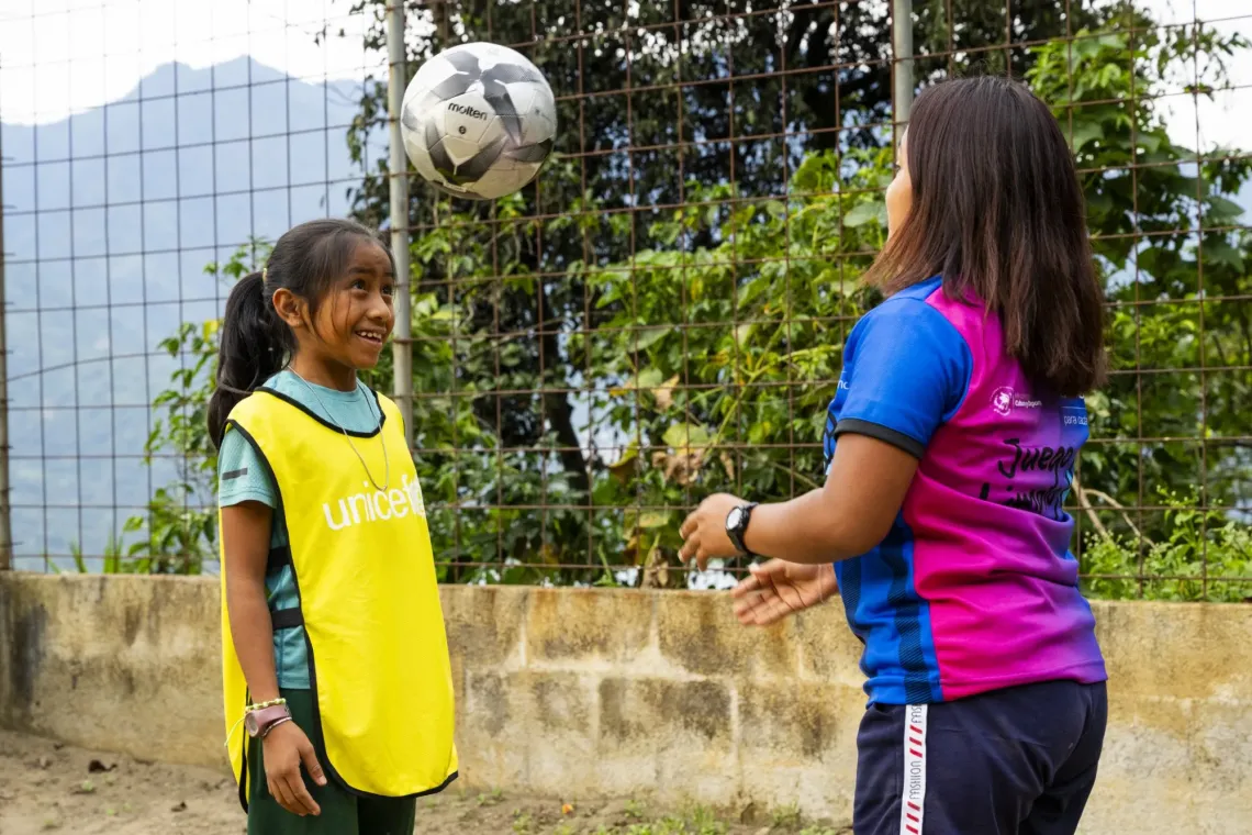 Regina entrena con su maestra