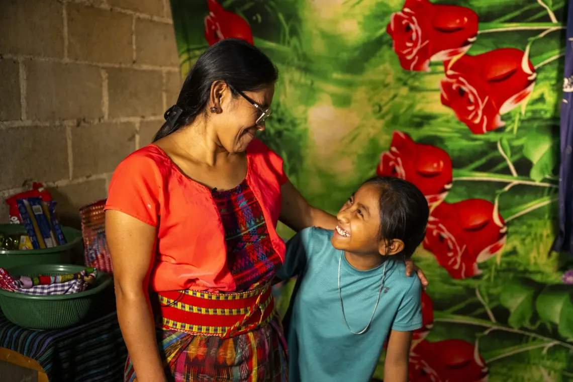 Regina y su mama sonriendo