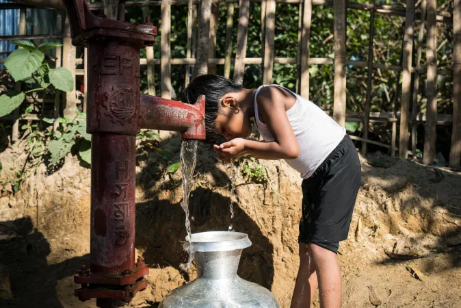 ni&ntilde;o tomando agua segura