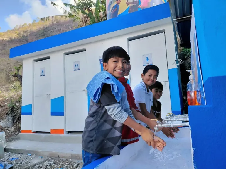Ni&ntilde;os en escuela WASH