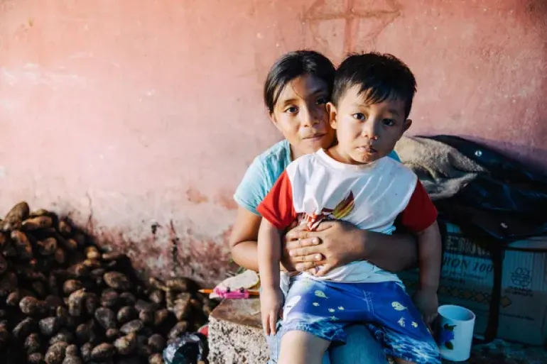 hermanos en su hogar tras emergencia
