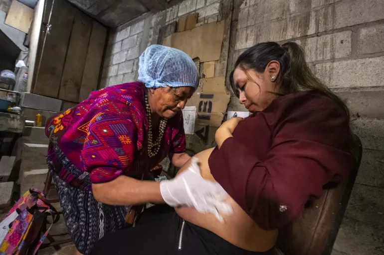 La comadrona Juana Saqu&iacute;c visita a su paciente Sonia, embarazada de 6 meses para monitorearla y brindarle consejos.