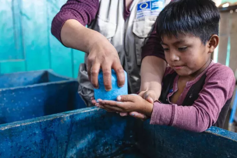 ni&ntilde;o lavandose las manos