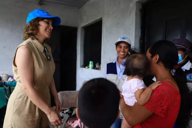 Gaby Moreno acompa&ntilde;a a brigadas de salud y nutricion