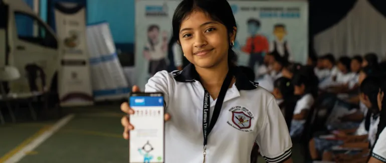Ni&ntilde;a mostrando pantalla de tel&eacute;fono