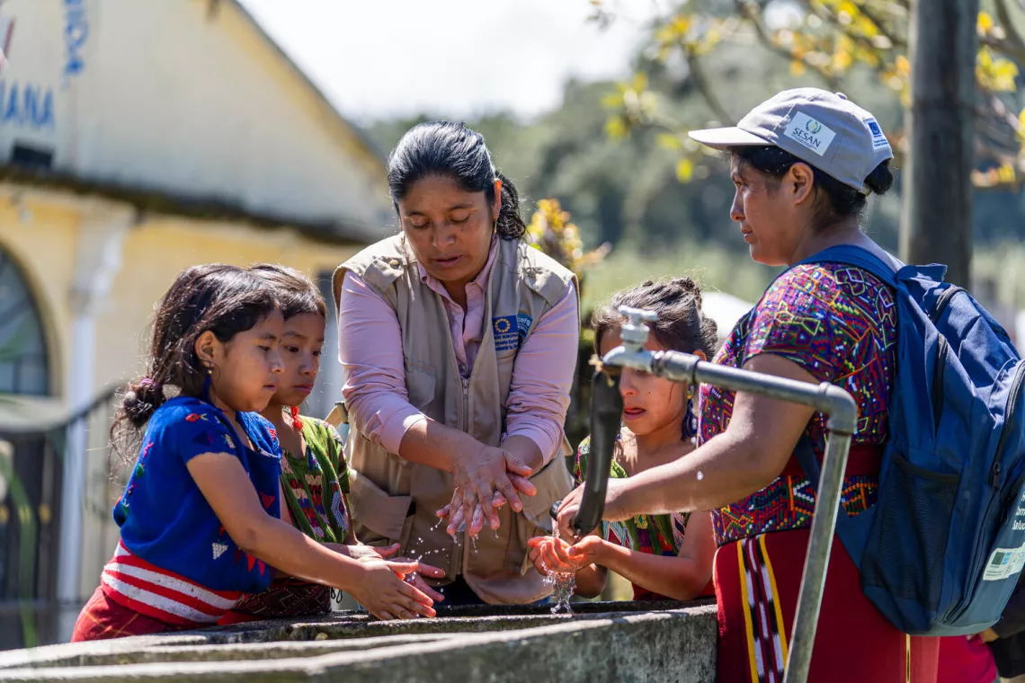 Feliciana supervisando el lavado de manos con ni&ntilde;as. 