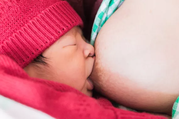 bebe lactando