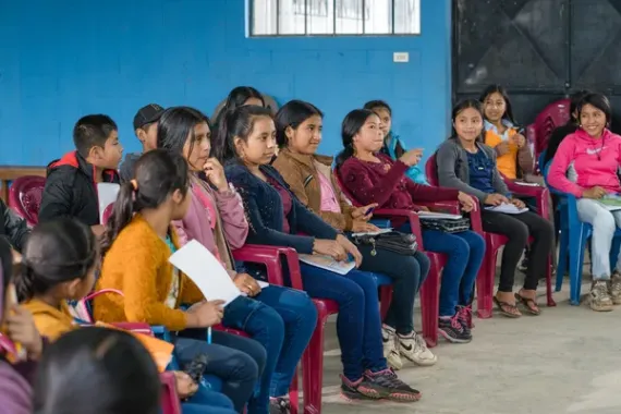 grupo de ni&ntilde;os y adolescentes en espacio amigable